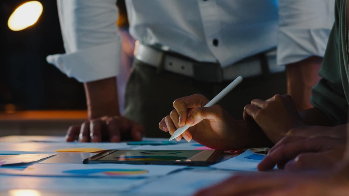 Equipe de profissionais de marketing digital analisando estratégias de SEO e desenvolvimento web
