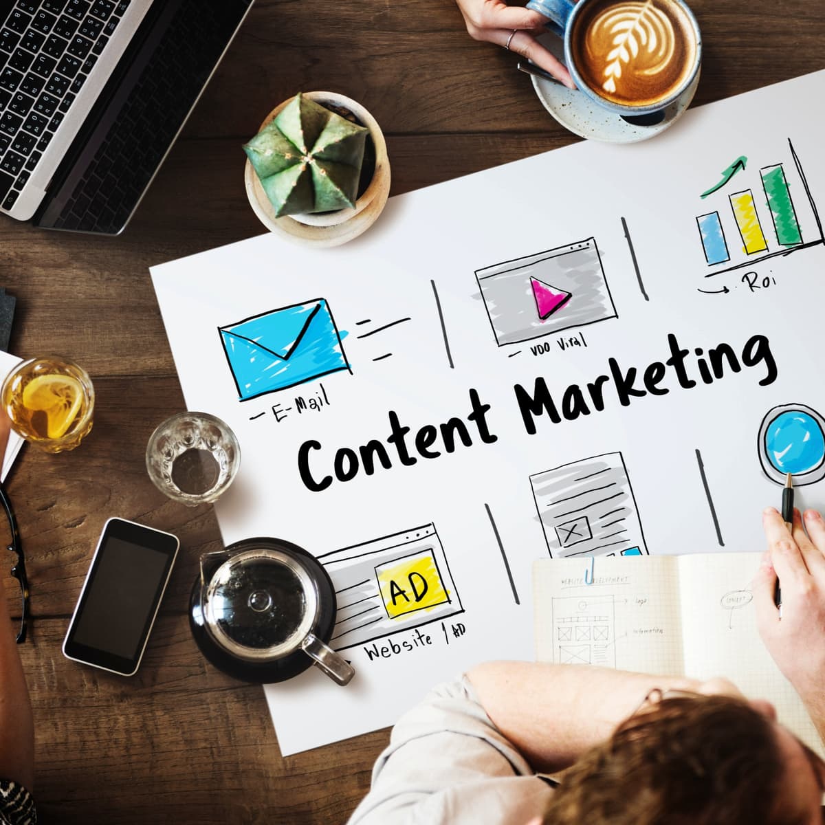 Mesa de trabalho com planejamento de conteúdo e estratégia de marketing digital
