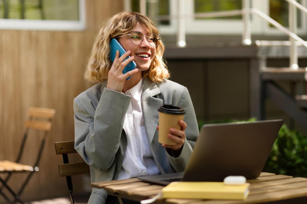 Especialista da webfuture sorrindo enquanto trabalha em um escritório