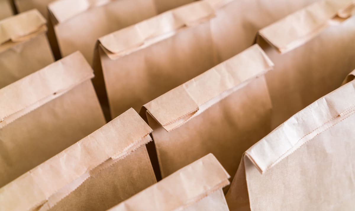 Fileiras de sacos de papel kraft para embalagem