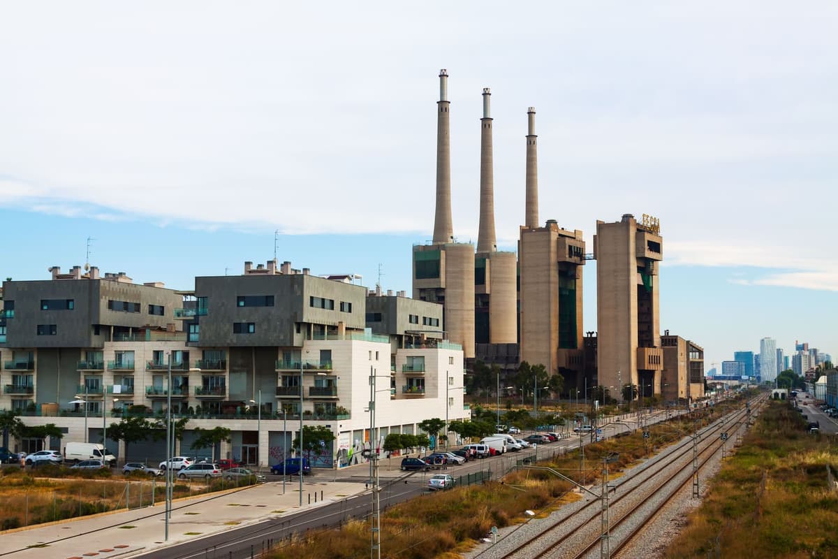 Complexo industrial com chaminés, vista externa de fábrica