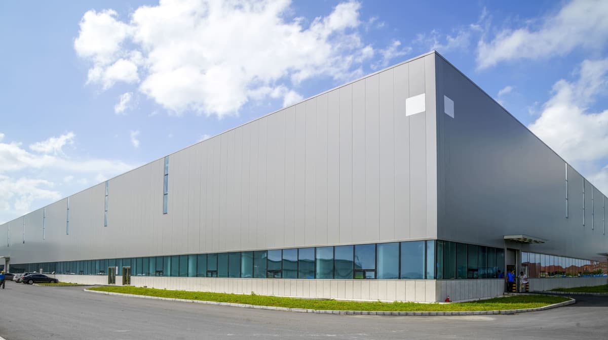 Fachada externa de galpão industrial moderno de uma fábrica
