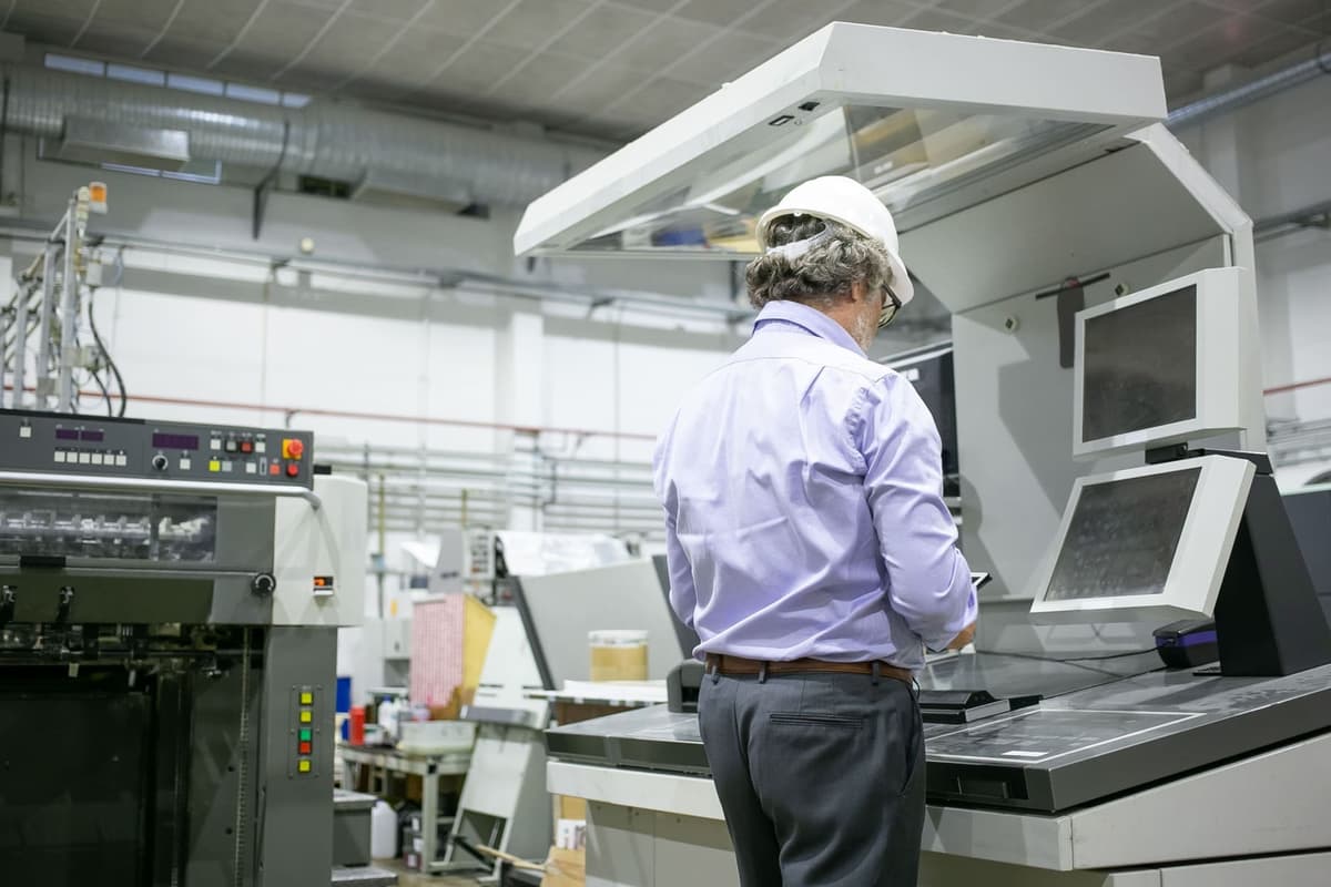 Operador de máquina impressora offset em gráfica industrial