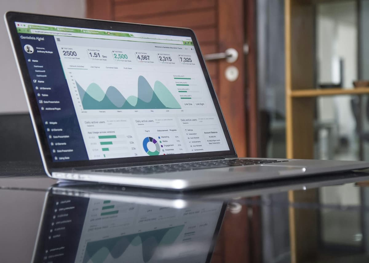 Especialista analisando dados de posicionamento em buscadores