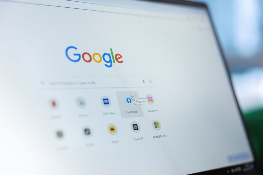 tela de um computador aberto a barra de pesquisa no Google